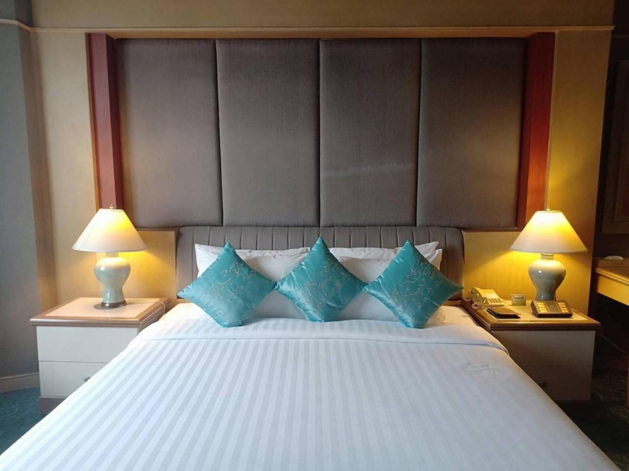 The Maruay Garden Hotel Бангкок Экстерьер фото